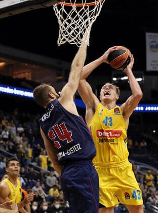 Matthew Costello, Luke Sikma action game scene duel sports basketball EuroLeague mens season 2021 2022 14 10 2021 ALBA Berlin vs Baskonia Vitoria Gasteiz