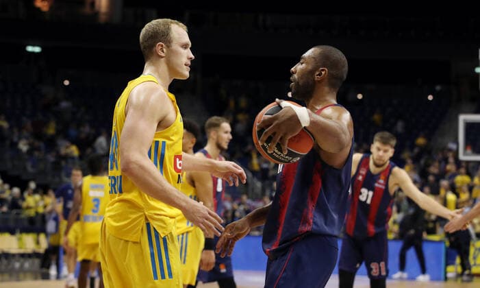 Luke Sikma congratulates Jayson Granger after the end of the game Sports Basketball EuroLeague Mens Season 2021 2022 14 10 2021 ALBA Berlin vs Baskonia Vitoria Gasteiz