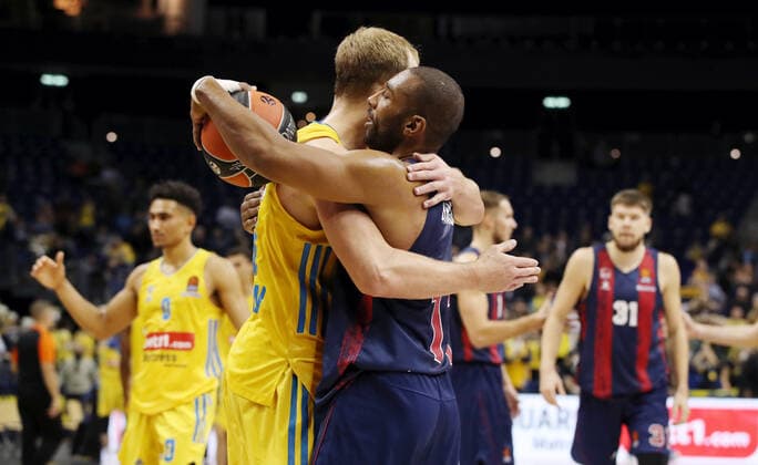 Luke Sikma congratulates Jayson Granger after the end of the game Sports Basketball EuroLeague Mens Season 2021 2022 14 10 2021 ALBA Berlin vs Baskonia Vitoria Gasteiz