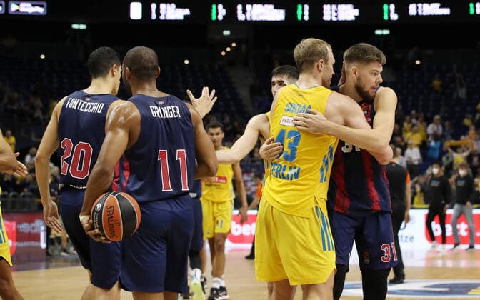 Luke Sikma congratulates Jayson Granger, Simone Fontecchio, Rokas Giedraitis after the end of the game Sports Basketball EuroLeague Mens Season 2021 2022 14 10 2021 ALBA Berlin vs Baskonia Vitoria Gasteiz