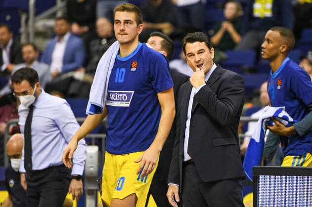 14 10 2021, xlakx, Basketball EuroLeague, Alba Berlin Baskonia Vitoria Gasteiz emspor, v l Thomas Paech Alba Berlin Co Trainer ,Tim Schneider Alba Berlin No 10 ,Israel Gonzalez Alba Berlin Coach Berlin