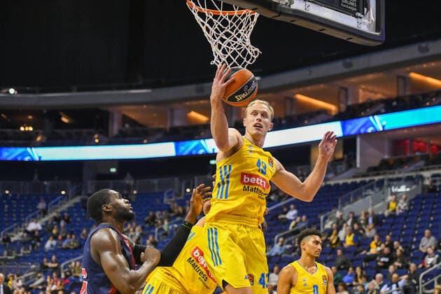 14 10 2021, xlakx, Basketball EuroLeague, Alba Berlin Baskonia Vitoria Gasteiz emspor, v l Landry Nnoko Baskonia Vitoria Gasteiz No 35 ,Luke Sikma Alba Berlin No 43 Berlin.