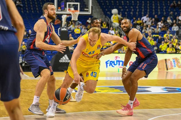 14 10 2021, xlakx, Basketball EuroLeague, Alba Berlin Baskonia Vitoria Gasteiz emspor, v l Matt Costello Baskonia Vitoria Gasteiz No 24 ,Luke Sikma Alba Berlin No 43 ,Jayson Granger Baskonia Vitoria Gasteiz No 11 Berlin.
