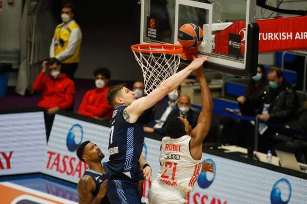October 14, 2021, Saint Petersburg, Russia: Arturas Gudaitis (No.77) of Zenit and Augustine Rubit (No.27) of Bayern are seen in action during the Turkish Airlines Euroleague basketball match between Zenit Saint Petersburg and FC Bayern Munich at Sibur Arena in Saint Petersburg. Saint Petersburg Russia - ZUMAs197 20211014_zaa_s197_257 Copyright: xMaksimxKonstantinovx