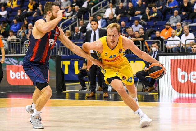 14 10 2021, xlakx, Basketball EuroLeague, Alba Berlin Baskonia Vitoria Gasteiz emspor, v l Matt Costello Baskonia Vitoria Gasteiz No 24 ,Luke Sikma Alba Berlin No 43 Berlin.