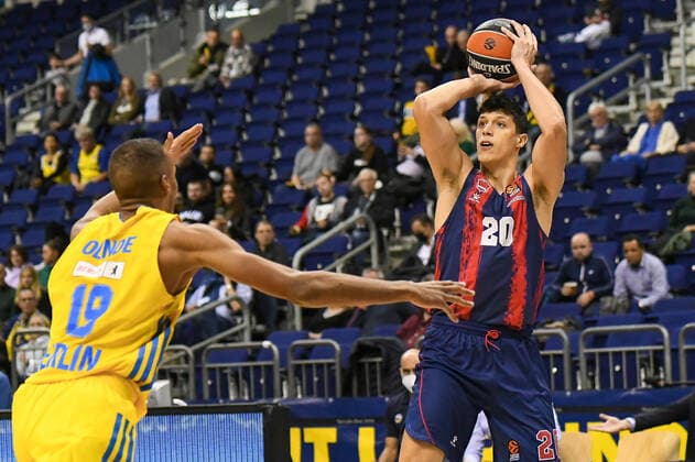 14 10 2021, xlakx, Basketball EuroLeague, Alba Berlin Baskonia Vitoria Gasteiz emspor, v l Louis Olinde Alba Berlin No 19 ,Simone Fontecchio Baskonia Vitoria Gasteiz No 20 Berlin.