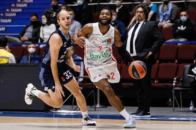 Zenit St Petersburg V FC Bayern Munich - Turkish Airlines EuroLeague Conner Frankamp (L) of Zenit and Corey Walden of Bayern in action during the EuroLeague Basketball match between Zenit St. Petersburg and FC Bayern Munich on October 14, 2021 at Sibur Arena in Saint Petersburg, Russia. Saint Petersburg Russia kireev-notitle211014_npbT6  Copyright: xMikexKireevx