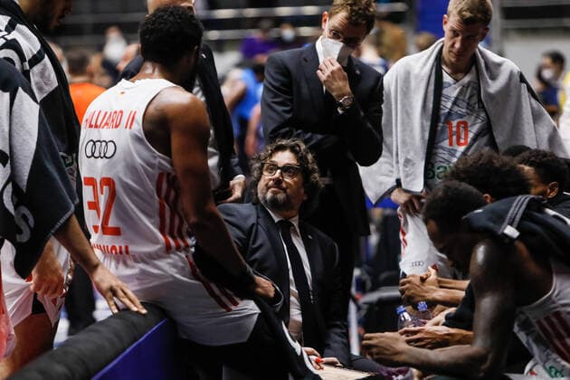 Zenit St Petersburg V FC Bayern Munich - Turkish Airlines EuroLeague Bayern head coach Andrea Trinchieri (C) talks to his players at a timeout during the EuroLeague Basketball match between Zenit St. Petersburg and FC Bayern Munich on October 14, 2021 at Sibur Arena in Saint Petersburg, Russia. Saint Petersburg Russia kireev-notitle211014_npnAv  Copyright: xMikexKireevx