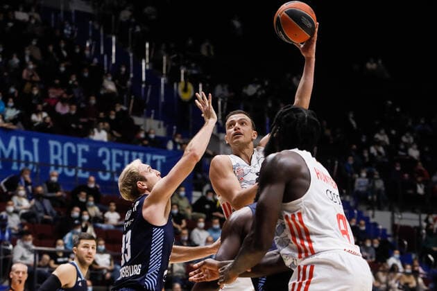 Zenit St Petersburg V FC Bayern Munich - Turkish Airlines EuroLeague Zan Mark Sisko (C) of Bayern shoots the ball as Conner Frankamp 33 of Zenit defends during the EuroLeague Basketball match between Zenit St. Petersburg and FC Bayern Munich on October 14, 2021 at Sibur Arena in Saint Petersburg, Russia. Saint Petersburg Russia kireev-notitle211014_npniH  Copyright: xMikexKireevx
