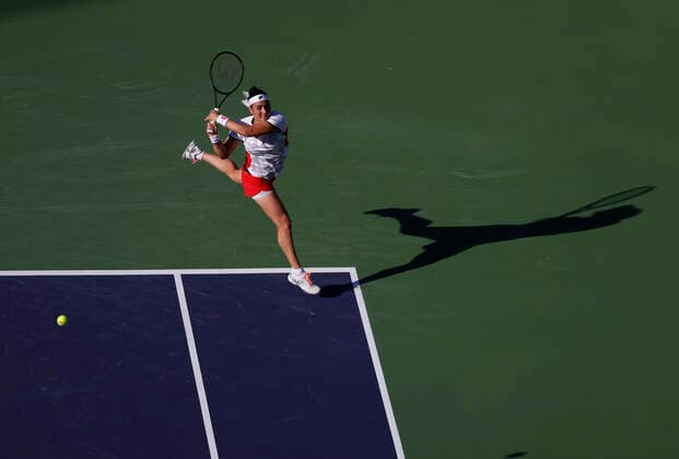 October 14, 2021 Ons Jabeur of Tunisia returns a shot against Anett Kontaveit of Estonia during their quarterfinal match of the 2021 BNP Paribas Open at Indian Wells Tennis Garden in Indian Wells, California. Mandatory Photo Credit : CSM Indian Wells United States of America - ZUMAc04_ 20211014_zaf_c04_036 Copyright: xCharlesxBausx