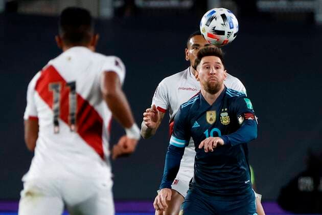 Sport Themen der Woche KW41 Sport Bilder des Tages Argentina s Lionel Messi in action against Peru, during a match amid the South American qualifiers for the Qatar 2022 World Cup, at the Monumental Stadium in Buenos Aires, Argentina, 14 October 2021. Argentina - Peru !ACHTUNG: NUR REDAKTIONELLE NUTZUNG!  Copyright: xJuanxIgnacioxRoncoronix AMDEP1354 20211015-93b868e1ee0b5d42be0e81922195e46a6e07be58