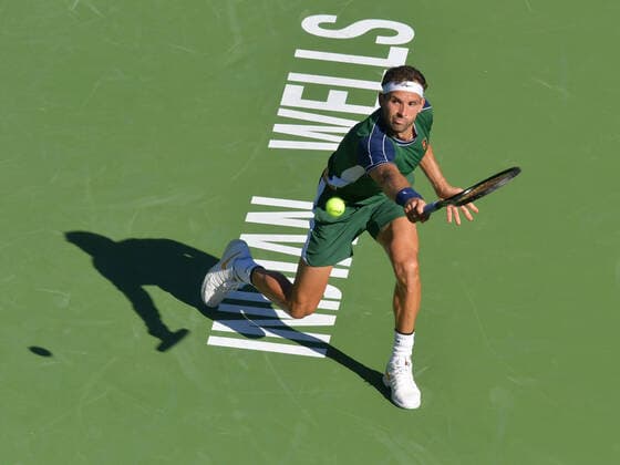 INDIAN WELLS, CA - OCTOBER 14: Gregor Dimitrov (BUL) hitting a backhand during his quarter final match during the BNP Paribas Open on October 14, 2021, at the Indian Wells Tennis Garden in Indian Wells, CA. (Photo by Cynthia Lum Icon Sportswire) TENNIS: OCT 14 BNP Paribas Open Icon250211014090