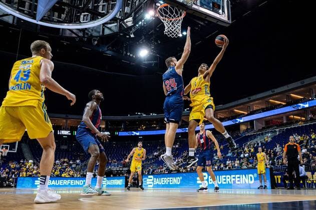 Basketball Berlin 14 10 2021 Season 2021 2022 EuroLeague Regular Season Alba Berlin Baskiona Vitoria Gasteiz Oscar Da Silva Alba Berlin, No 01 Matthew Costello Baskonia, No 24