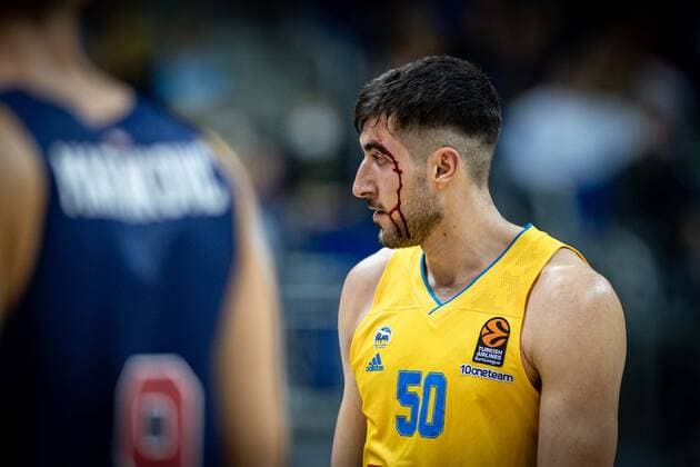 Basketball Berlin 14 10 2021 Season 2021 2022 EuroLeague Regular Season Alba Berlin Baskiona Vitoria Gasteiz Javel Zoosman Alba Berlin, No 50 injured Injury Blood Cut.