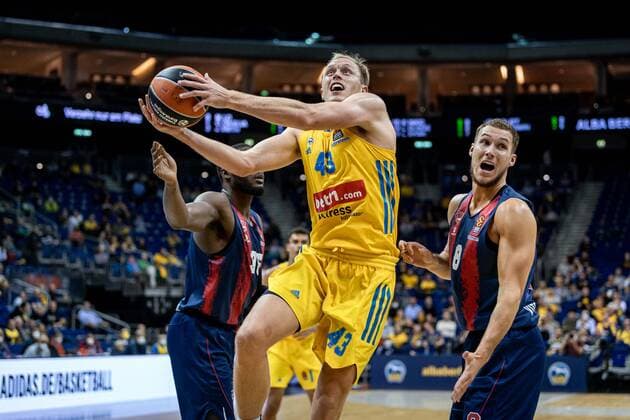 Basketball Berlin 14 10 2021 Season 2021 2022 EuroLeague Regular Season Alba Berlin Baskiona Vitoria Gasteiz Luke Sikma Alba Berlin, No 43 Tadas Sedekerskis Baskonia, No 08 Landry Nnoko Baskonia, No 35 li
