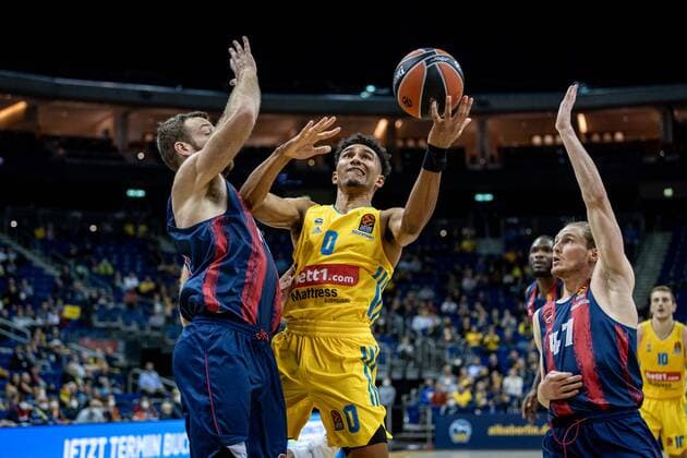Basketball Berlin 14 10 2021 Season 2021 2022 EuroLeague Regular Season Alba Berlin Baskiona Vitoria Gasteiz Maodo Lo Alba Berlin, No 00 Matthew Costello Baskonia, No 24 Arturs Kurucs Baskonia, No 47