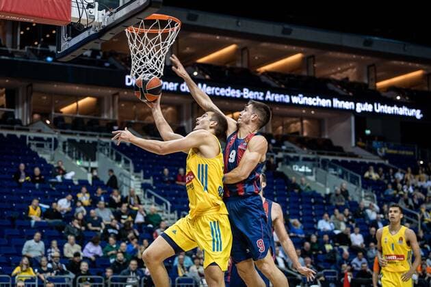 Basketball Berlin 14 10 2021 Season 2021 2022 EuroLeague Regular Season Alba Berlin Baskiona Vitoria Gasteiz Tim Schneider Alba Berlin, No 10 Vanja Marinkovic Baskonia, No 09
