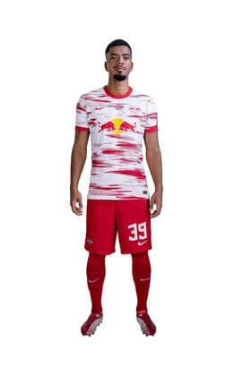Achtung: Redaktionelle Nutzung honorarfrei - Attention: Free of charge for editorial use - Benjamin Henrichs. RB Leipzig. Mannschaft Saison 2021 2022. Porträttermin RB Leipzig. Saison 2021 2022.
