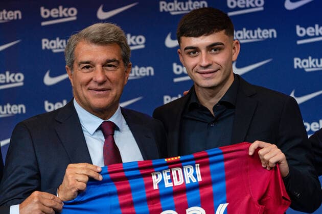 Pedri Renew With FC Barcelona, Barca FC Barcelona player (16) Pedri during his contract renewal in Camp Nou, Barcelona, Spain, on October 15, 2021. Barcelona Spain urbanandsport-presscon211015_np3I1  Copyright: xUrbanandsportx
