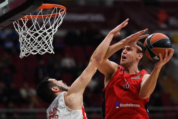 6673406 15.10.2021 CSKA s Johannes Voigtmann, right, tries to score during the Euroleague basketball match between CSKA Moscow and Crvena Zvezda Belgrade, in Moscow, Russia. Vladimir Astapkovich Sputnik Russia Basketball Euroleague CSKA - Crvena Zvezda  d21d0aabcbd600a9