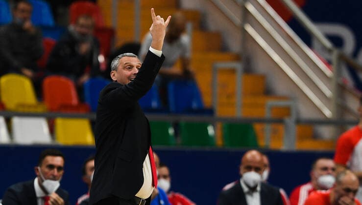 Basketball, EuroLeague, ZSKA Moskau - Roter Stern Belgrad 6673421 15.10.2021 Crvena Zvezda s head coach Dejan Radonjic reacts during the Euroleague basketball match between CSKA Moscow and Crvena Zvezda Belgrade, in Moscow, Russia. Vladimir Astapkovich Sputnik Russia Basketball Euroleague CSKA - Crvena Zvezda  d3d6c3efe58a377f