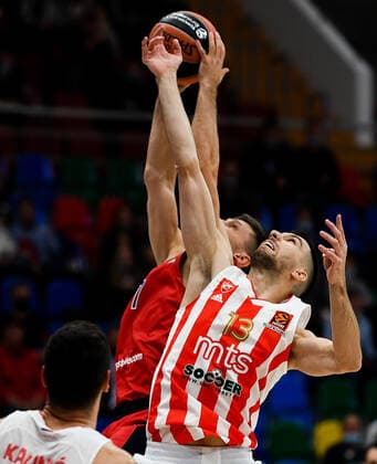 Basketball, EuroLeague, ZSKA Moskau - Roter Stern Belgrad 6673416 15.10.2021 CSKA s Johannes Voigtmann, left, and Crvena Zvezda s Ognjen Dobric struggle for a ball during the Euroleague basketball match between CSKA Moscow and Crvena Zvezda Belgrade, in Moscow, Russia. Vladimir Astapkovich Sputnik Russia Basketball Euroleague CSKA - Crvena Zvezda  dcde618052da1e56