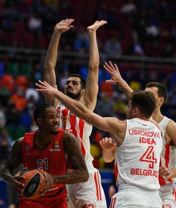 Basketball, EuroLeague, ZSKA Moskau - Roter Stern Belgrad 6673411 15.10.2021 From left, CSKA s Will Clyburn, Crvena Zvezda s Nikola Kalinic and Crvena Zvezda s Aleksa Uskokovic struggle for a ball during the Euroleague basketball match between CSKA Moscow and Crvena Zvezda Belgrade, in Moscow, Russia. Vladimir Astapkovich Sputnik Russia Basketball Euroleague CSKA - Crvena Zvezda  a8563a5b21971484