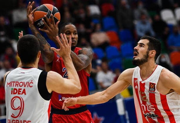 Basketball, EuroLeague, ZSKA Moskau - Roter Stern Belgrad 6673418 15.10.2021 From left, Crvena Zvezda s Luka Mitrovic, CSKA s Will Clyburn and Crvena Zvezda s Nikola Kalinic struggle for a ball during the Euroleague basketball match between CSKA Moscow and Crvena Zvezda Belgrade, in Moscow, Russia. Vladimir Astapkovich Sputnik Russia Basketball Euroleague CSKA - Crvena Zvezda  d7ad4b43e2711f58