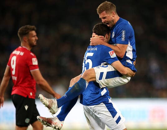 Sport Themen der Woche KW41 Sport Bilder des Tages 15.10.2021, Fussball 2. Bundesliga 2021 2022, 10. Spieltag, Hannover 96 - FC Schalke 04, in der HDI Arena Hannover. Schlussjubel (L-R) Marcin Kaminski (Schalke 04) und Simon Terodde (Schalke 04) ***DFL and DFB regulations prohibit any use of photographs as image sequences and or quasi-video.*** *** 15 10 2021, Football 2 Bundesliga 2021 2022, Matchday 10, Hannover 96 FC Schalke 04, at HDI Arena Hannover final cheer L R Marcin Kaminski Schalke 04 and Simon Terodde Schalke 04 DFL and DFB regulations prohibit any use of photographs as image sequences and or quasi video