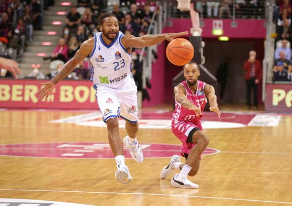 Parker Jackson Cartwright Telekom Baskets Bonn vs Quantez Robertson Fraport Skyliners Frankfurt easyCredit BBL 1 Bundesliga , season 2021 2022 , main round 4 matchday