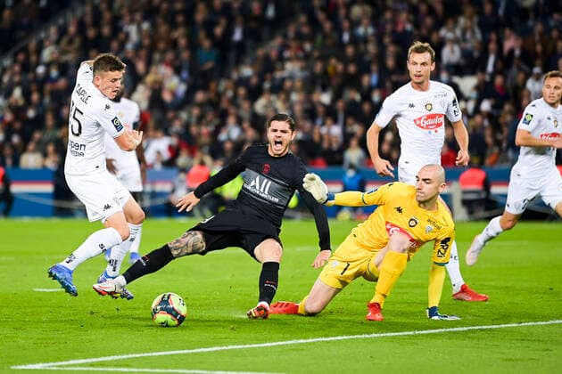 Mauro Icardi (PSG) vs Pierrick Capelle Paul Bernardoni (Angers) FOOTBALL : PSG vs SCO Angers - Ligue 1 Uber Eats - 15 10 2021 JBAutissier Panoramic 