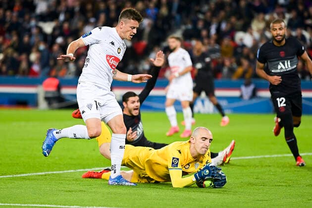 Paul Bernardoni (Angers) FOOTBALL : PSG vs SCO Angers - Ligue 1 Uber Eats - 15 10 2021 JBAutissier Panoramic 