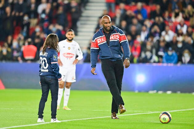Teddy Riner et Sandrine MArtinet donnant le couip d envoi fictif FOOTBALL : PSG vs SCO Angers - Ligue 1 Uber Eats - 15 10 2021 JBAutissier Panoramic 