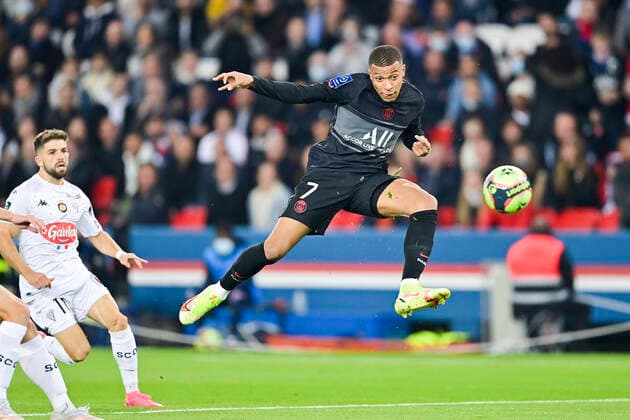 Sport Themen der Woche KW41 Sport Bilder des Tages Kylian Mbappe (PSG) FOOTBALL : PSG vs SCO Angers - Ligue 1 Uber Eats - 15 10 2021 JBAutissier Panoramic 