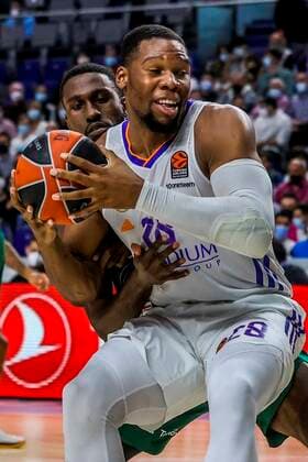 Real Madrid s Guerschon Yabusele (R) in action against Panathinaikos Okaro White (L) during the Euroleague basketball game between Real Madrid and Panathinaikos B.C at Wizink Center in Madrid, Spain, 15 October 2021. Real Madrid - Panathinaikos B.C !ACHTUNG: NUR REDAKTIONELLE NUTZUNG!  Copyright: xJUANJOxMARTINx GRAF3426 20211015-b21c23e9a95d6afddf8ddb18fcd07fa22df807e6