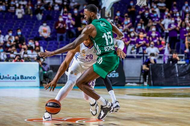 Real Madrid s Guerschon Yabusele (L) in action against Panathinaikos Okaro White (R) during the Euroleague basketball game between Real Madrid and Panathinaikos B.C at Wizink Center in Madrid, Spain, 15 October 2021. Real Madrid - Panathinaikos B.C !ACHTUNG: NUR REDAKTIONELLE NUTZUNG!  Copyright: xJUANJOxMARTINx GRAF3425 20211015-bde0ede16e4a57d0ff032abe195e9acaf6683092