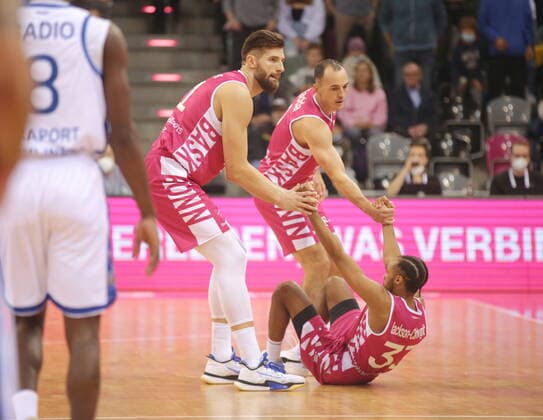Leon Kratzer, Karsten Tadda, Parker Jackson Cartwright Telekom Baskets Bonn vs Fraport Skyliners Frankfurt , on the ground easyCredit BBL 1 Bundesliga , 2021 2022 season , Hauptrunde 4 Spieltag