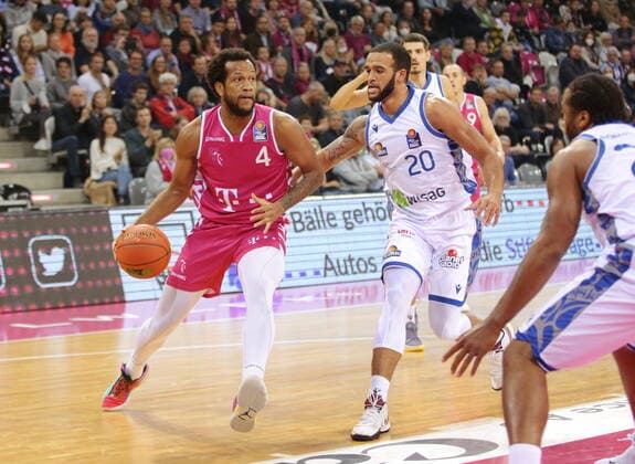 Justin Gorham Telekom Baskets Bonn vs Rasheed Moore Fraport Skyliners Frankfurt easyCredit BBL 1 Bundesliga , Season 2021 2022 , Hauptrunde 4 Spieltag