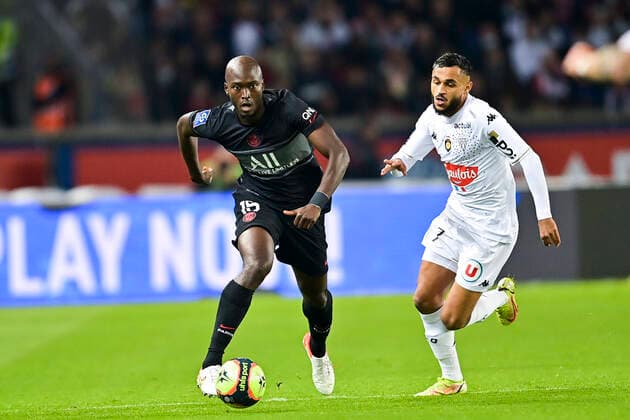 Danilo Pereira (PSG) vs Sofiane Boufal (Angers) FOOTBALL : PSG vs SCO Angers - Ligue 1 Uber Eats - 15 10 2021 JBAutissier Panoramic 