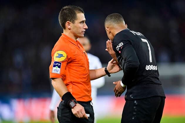 Bastien Dechepy - arbitre Kylian Mbappe (PSG) FOOTBALL : PSG vs SCO Angers - Ligue 1 Uber Eats - 15 10 2021 JBAutissier Panoramic 