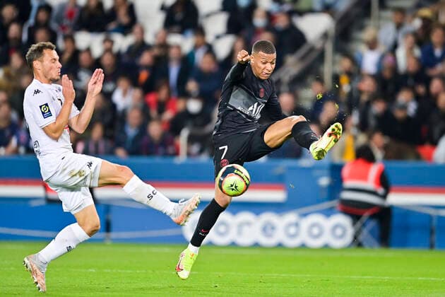 Kylian Mbappe (PSG) vs Vincent Manceau (Angers) FOOTBALL : PSG vs SCO Angers - Ligue 1 Uber Eats - 15 10 2021 JBAutissier Panoramic 