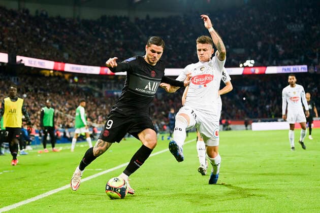 Mauro Icardi (PSG) vs Pierrick Capelle (Angers) FOOTBALL : PSG vs SCO Angers - Ligue 1 Uber Eats - 15 10 2021 JBAutissier Panoramic 