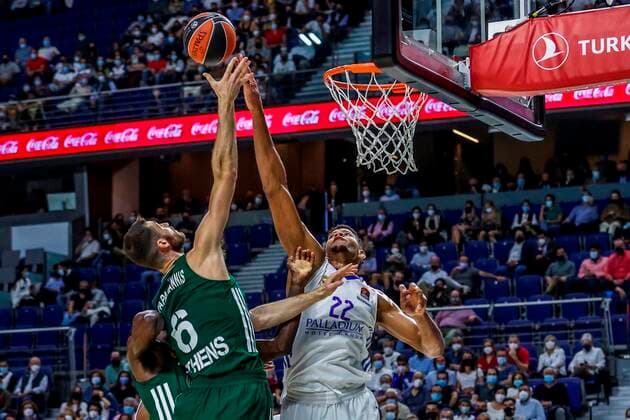 Real Madrid s Walter Edy Tavares (R) in action against Panathinaikos Georgios Papagiannis (L) during the Euroleague basketball game between Real Madrid and Panathinaikos B.C at Wizink Center in Madrid, Spain, 15 October 2021. Real Madrid - Panathinaikos B.C !ACHTUNG: NUR REDAKTIONELLE NUTZUNG!  Copyright: xJUANJOxMARTINx GRAF3448 20211015-9a3910f754ff9dbc19ef87472b25a50aa5c1f57e