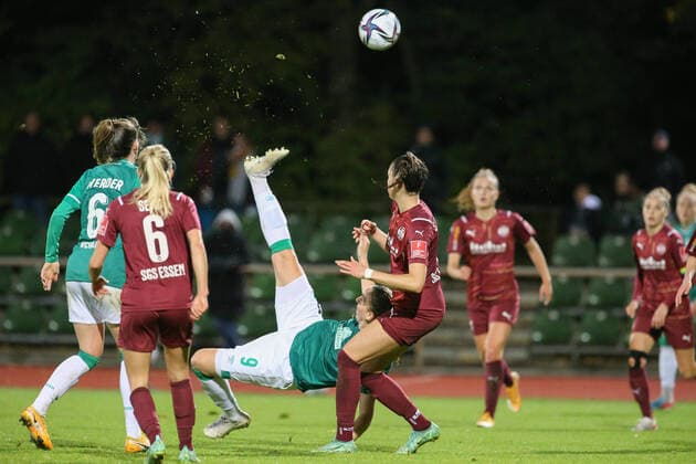 Sport Themen der Woche KW41 Sport Bilder des Tages v.li.: Katharina Schiechtl (SV Werder Bremen, 9) mit einem Fallrückzieher, Selina Ostermeier (SGS Essen, 2), DIE DFB-RICHTLINIEN UNTERSAGEN JEGLICHE NUTZUNG VON FOTOS ALS SEQUENZBILDER UND ODER VIDEOÄHNLICHE FOTOSTRECKEN. DFB REGULATIONS PROHIBIT ANY USE OF PHOTOGRAPHS AS IMAGE SEQUENCES AND OR QUASI-VIDEO., 15.10.2021, Bremen (Deutschland), Fussball, Flyeralarm Frauen-Bundesliga, SV Werder Bremen - SGS Essen *** f l Katharina Schiechtl SV Werder Bremen, 9 with a bicycle kick, Selina Ostermeier SGS Essen, 2 , THE DFB DIRECTIVES PROHIBIT ANY USE OF PHOTOGRAPHS AS IMAGE SEQUENCES AND OR QUASI VIDEO , 15 10 2021, Bremen Germany , Football, Flyeralarm Frauen Bundesliga, SV Werder Bremen SGS Essen xobx