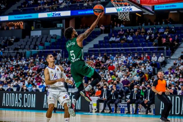 Real Madrid s Alberto Abalde (L) in action against Panathinaikos Daryl Macon (R) during the Euroleague basketball game between Real Madrid and Panathinaikos B.C at Wizink Center in Madrid, Spain, 15 October 2021. Real Madrid - Panathinaikos B.C !ACHTUNG: NUR REDAKTIONELLE NUTZUNG!  Copyright: xJUANJOxMARTINx GRAF3449 20211015-d16e0cb4fa5525efaed2a4267faf6e3145bb84f2