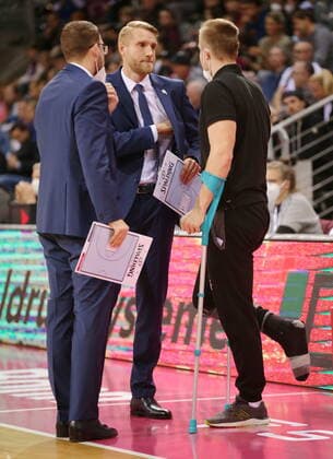 Coach Tuomas Iisalo, Co Coach Joonas Iisalo on crutches , Co Coach Adrián Kovács Telekom Baskets Bonn vs Fraport Skyliners Frankfurt easyCredit BBL 1 Bundesliga , Season 2021 2022 , Main Round 4 Matchday