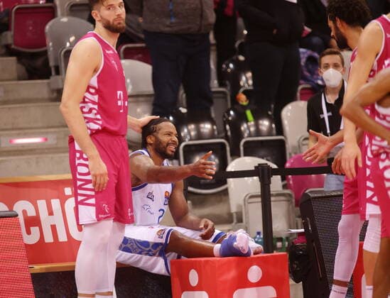 Leon Kratzer Telekom Baskets Bonn vs Quantez Robertson Fraport Skyliners Frankfurt injured easyCredit BBL 1 Bundesliga , season 2021 2022 , main round 4 matchday