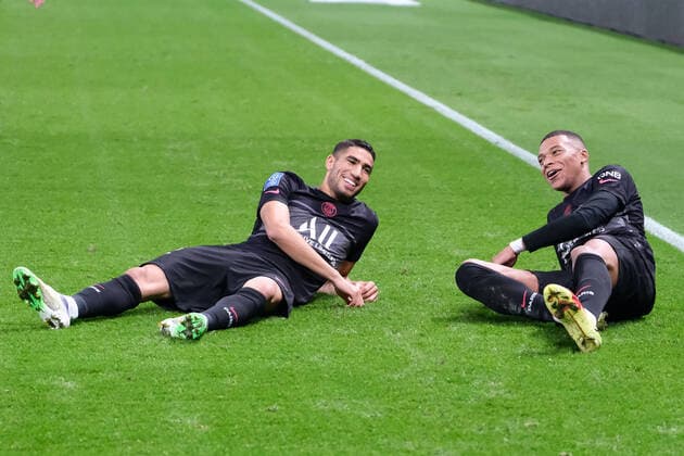 October 16, 2021, Paris, France: PSG Defender ACHRAF HAKIMI and PSG Forward KYLIAN MBAPPE celebrate the second goal during the French championship soccer, Ligue 1 Uber Eats, between Paris Saint Germain and Angers at Parc des Princes Stadium - Paris France..PSG won 2:1 Paris France - ZUMAp119 20211016_zaf_p119_028 Copyright: xPierrexSteveninx