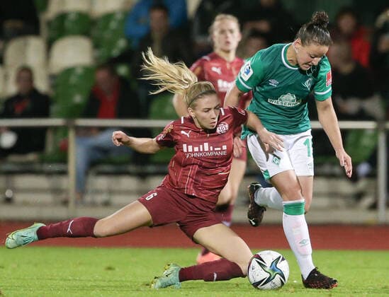 Sport Themen der Woche KW41 Sport Bilder des Tages v.li.: Elisa Senß (SGS Essen, 6) und Jasmin Sehan (SV Werder Bremen, 15) im Zweikampf, Duell, Dynamik, Aktion, Action, Spielszene, DIE DFB-RICHTLINIEN UNTERSAGEN JEGLICHE NUTZUNG VON FOTOS ALS SEQUENZBILDER UND ODER VIDEOÄHNLICHE FOTOSTRECKEN. DFB REGULATIONS PROHIBIT ANY USE OF PHOTOGRAPHS AS IMAGE SEQUENCES AND OR QUASI-VIDEO., 15.10.2021, Bremen (Deutschland), Fussball, Flyeralarm Frauen-Bundesliga, SV Werder Bremen - SGS Essen *** f l Elisa Senß SGS Essen, 6 and Jasmin Sehan SV Werder Bremen, 15 in duel, duel, dynamic, action, game scene, THE DFB REGULATIONS PROHIBIT ANY USE OF PHOTOGRAPHS AS IMAGE SEQUENCES AND OR QUASI VIDEO , 15 10 2021, Bremen Germany , Football, Flyeralarm Frauen Bundesliga, SV Werder Bremen SGS Essen xobx