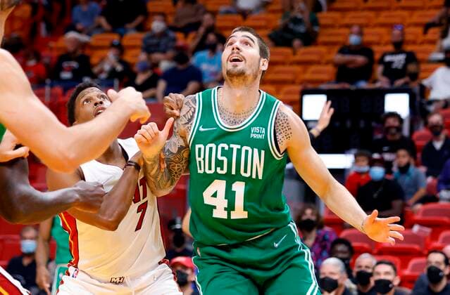 Boston Celtics forward Juancho Hernangomez (R) and Miami Heat guard Kyle Lowry (L) wait for a rebound during the first half of the NBA, Basketball Herren, USA basketball game between the Miami Heat and the Boston Celtics at FTX Arena in Miami, Florida, USA, 15 October 2021. Boston Celtics at Miami Heat !ACHTUNG: NUR REDAKTIONELLE NUTZUNG!  Copyright: xRHONAxWISEx AME122 20211016-5eb333088d04440a37cd283a49fa2d524a1b6870